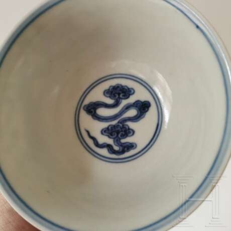 Blau-weiße Drachenschale mit Yongzheng-Sechszeichenmarke, China, wohl Yongzheng-Periode, 18. Jhdt. - photo 3