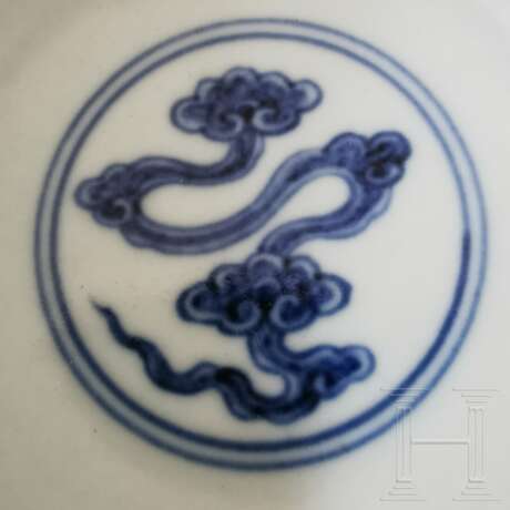 Blau-weiße Drachenschale mit Yongzheng-Sechszeichenmarke, China, wohl Yongzheng-Periode, 18. Jhdt. - photo 4
