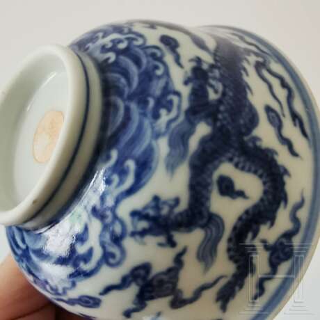 Blau-weiße Drachenschale mit Yongzheng-Sechszeichenmarke, China, wohl Yongzheng-Periode, 18. Jhdt. - photo 6
