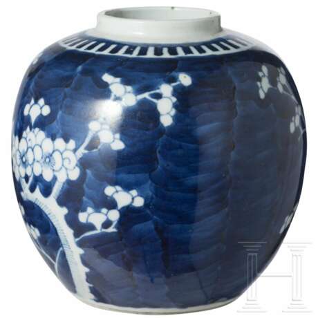 Blau-weißer Ingwertopf mit Prunusdekor, China, spätes 19. Jhdt. - Foto 2