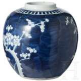 Blau-weißer Ingwertopf mit Prunusdekor, China, spätes 19. Jhdt. - Foto 2