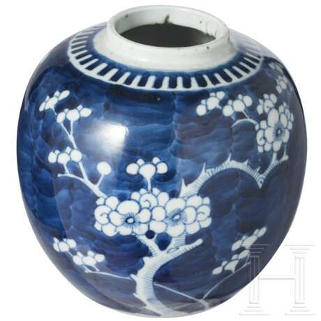 Blau-weißer Ingwertopf mit Prunusdekor, China, spätes 19. Jhdt. - Foto 3