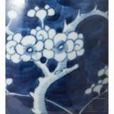 Blau-weißer Ingwertopf mit Prunusdekor, China, spätes 19. Jhdt. - Foto 4