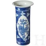 Blau-weiße Stangenvase, China, spätes 19. Jhdt. - Foto 3