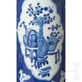 Blau-weiße Stangenvase, China, spätes 19. Jhdt. - Foto 4