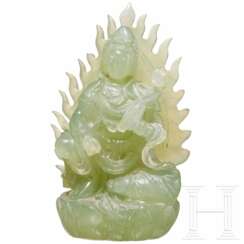Serpentinfigur einer sitzenden Guanyin, China, 20. Jhdt.