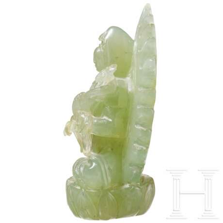 Serpentinfigur einer sitzenden Guanyin, China, 20. Jhdt. - photo 2