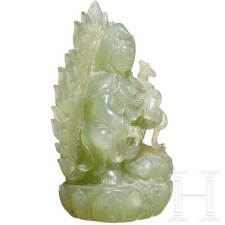 Serpentinfigur einer sitzenden Guanyin, China, 20. Jhdt. - photo 3