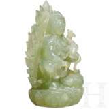 Serpentinfigur einer sitzenden Guanyin, China, 20. Jhdt. - photo 3
