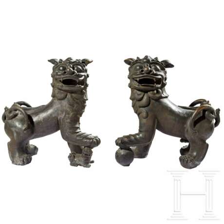 Ein Paar massive Wächterlöwen aus Bronze, China, 20. Jhdt. - Foto 1