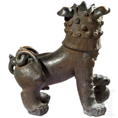 Ein Paar massive Wächterlöwen aus Bronze, China, 20. Jhdt. - Foto 2