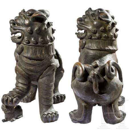 Ein Paar massive Wächterlöwen aus Bronze, China, 20. Jhdt. - Foto 6