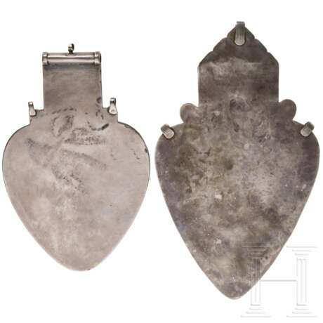 Zwei herzförmige "asyk"-Rückenschmuckstücke, Teke, Turkmenistan, um 1900 - photo 2