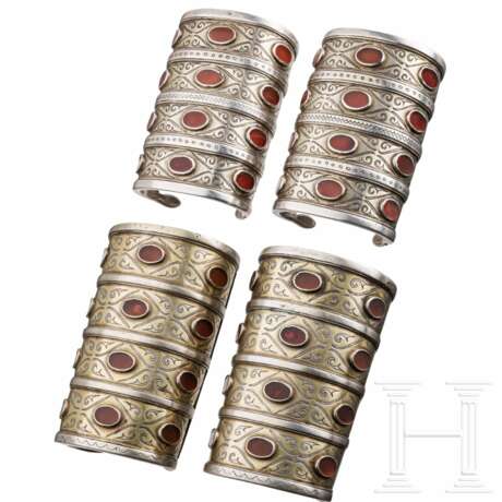 Zwei Paar Silber-Manschettenarmbänder, Teke, Turkmenistan, um 1900 - photo 1