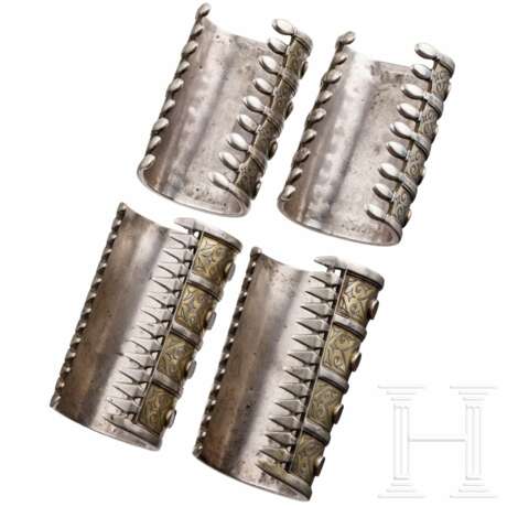 Zwei Paar Silber-Manschettenarmbänder, Teke, Turkmenistan, um 1900 - photo 2