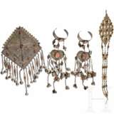 Brustanhänger, Handschmuck und Teil eines Gürtels, Turkmenistan, um 1900 - photo 1
