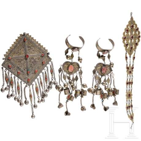Brustanhänger, Handschmuck und Teil eines Gürtels, Turkmenistan, um 1900 - photo 1