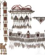 Orient. Gürtel, Stirnschmuck, Amulett und Anhänger, Teke, Turkmenistan, um 1900