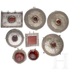 Acht silberne Anhänger/Beschläge mit Karneol, Turkmenistan, um 1900