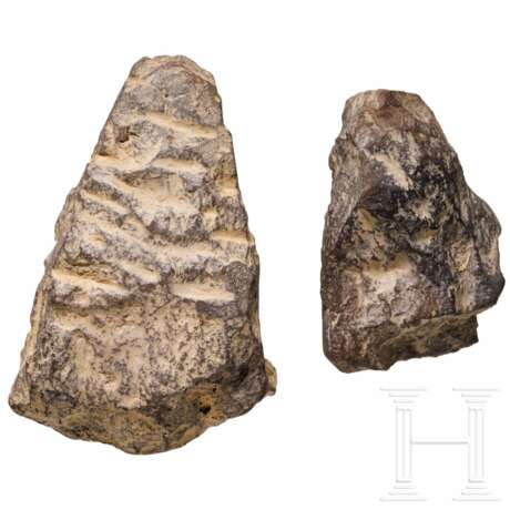 Zwei Tsatsas (Keramikvotive in Buddha-Gestalt), Nordindien/Himalayaraum, Gupta-zeitlich, um 4. - 6. Jhdt. n. Chr. - photo 3
