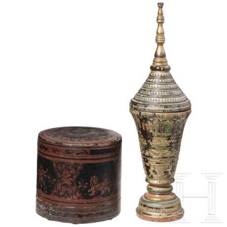 Kun-It-Betel-Behälter aus Bambus und Lack sowie türmchenförmige Spendenbox, Burma, 20. Jhdt. - photo 1