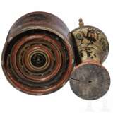 Kun-It-Betel-Behälter aus Bambus und Lack sowie türmchenförmige Spendenbox, Burma, 20. Jhdt. - photo 3
