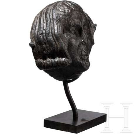 Romanischer männlicher Kopf aus pierre noire de Tournai, Tournai, 12. Jhdt. - photo 2