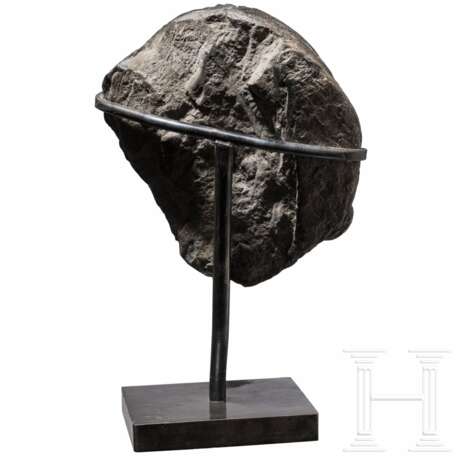 Romanischer männlicher Kopf aus pierre noire de Tournai, Tournai, 12. Jhdt. - photo 4