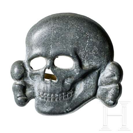 An SS Visor Cap Skull Insignia - фото 1