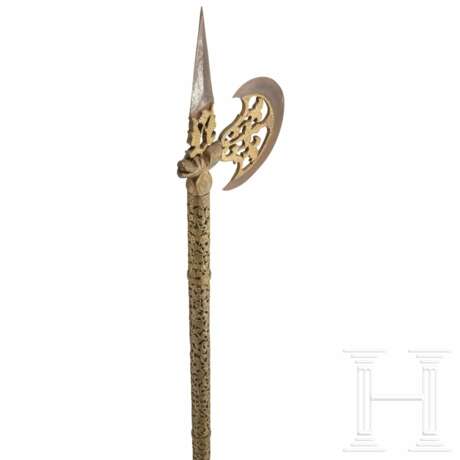 Tabar (Streitaxt) mit geschnittenem Dekor, Indien, um 1800 - Foto 3