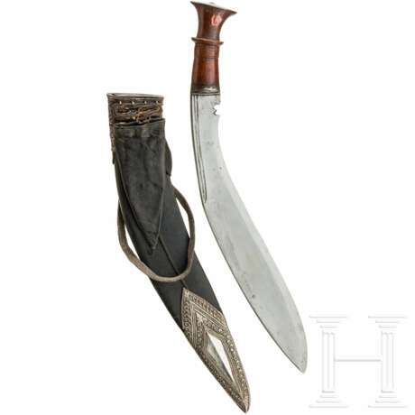 Schwerer Kukri mit reich verzierter Scheide, Nepal, um 1900 - photo 2