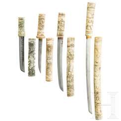 Wakizashi und drei Tantos mit Beinmontierung, Japan, 20. Jhdt.