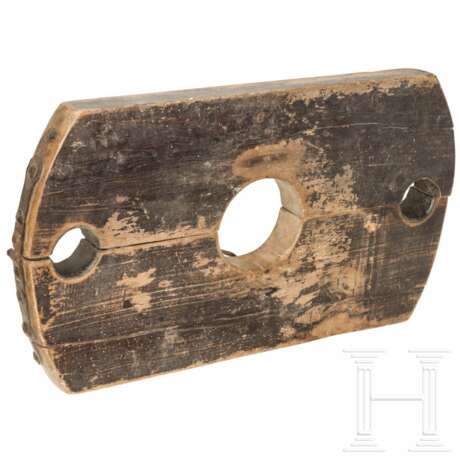 Großer hölzerner Halsblock, deutsch, 17./18. Jhdt. - photo 2