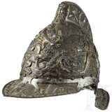 Getriebene und vergoldete Parade-Sturmhaube im Stil der Renaissance, Mailand, um 1860 - photo 1
