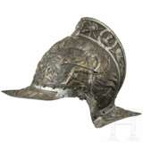 Getriebene und vergoldete Parade-Sturmhaube im Stil der Renaissance, Mailand, um 1860 - photo 3