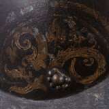 Goldgefasster, geschwärzter Morion, Sachsen, um 1600 - Foto 5