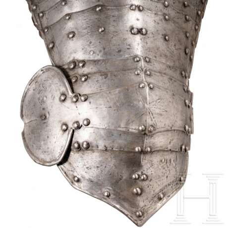 Rechter Oberdiechling eines Kürassierharnischs, norddeutsch oder Niederlande, um 1630/40 - photo 3