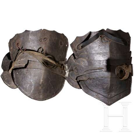 Zwei Kniebuckel von Kürassierharnischen, deutsch, um 1620 - Foto 2