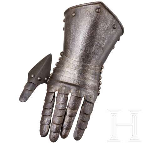 Linker Panzerhandschuh mit geätztem Dekor, Italien, um 1600 - photo 1