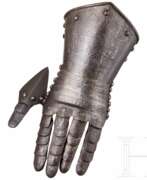 Armures et uniformes. Linker Panzerhandschuh mit geätztem Dekor, Italien, um 1600