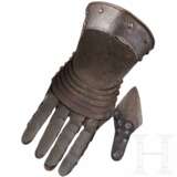 Linker Panzerhandschuh mit geätztem Dekor, Italien, um 1600 - photo 2