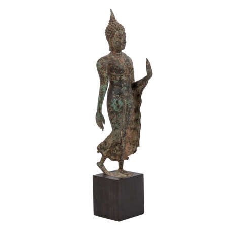 Schreitender Buddha aus Bronze. THAILAND, um 1900. - фото 1