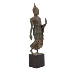 Schreitender Buddha aus Bronze. THAILAND, um 1900.