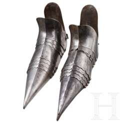 Ein Paar Panzerschuhe im gotischen Stil, deutsch, 19. Jhdt.