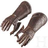 Ein Paar Panzerhandschuhe im Stil um 1600, Historismus, um 1900 - Foto 1