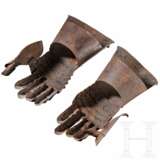 Ein Paar Panzerhandschuhe im Stil um 1600, Historismus, um 1900 - Foto 2