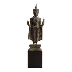 Stehender Buddha aus Bronze. THAILAND, 20. Jahrhundert.