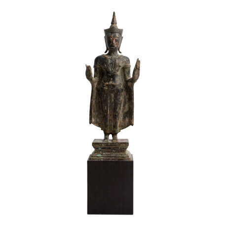 Stehender Buddha aus Bronze. THAILAND, 20. Jahrhundert. - photo 1