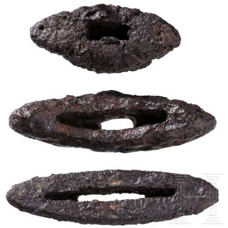 Drei eiserne Griffteile wikingischer Schwerter, 10. Jhdt. - фото 3