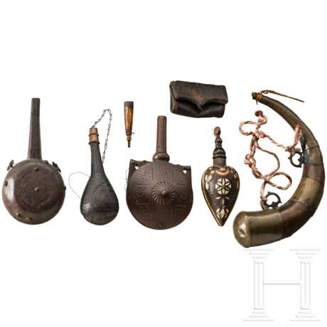Sechs Pulverhörner und ein Kartuschkasten, orientalisch, 19. Jhdt. - photo 1